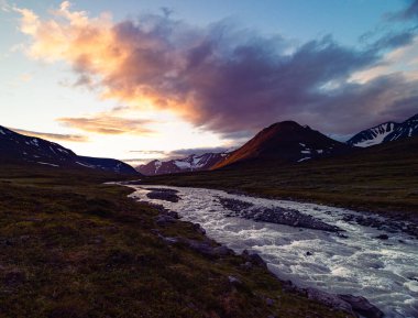 İsveç 'teki Sarek Ulusal Parkı' nda çalkantılı bir dağ nehri. Kuzey Avrupa 'da suyu olan bir yaz manzarası.