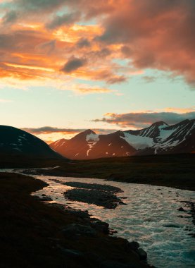 İsveç 'teki Sarek Ulusal Parkı' nda çalkantılı bir dağ nehri. Kuzey Avrupa 'da suyu olan bir yaz manzarası.