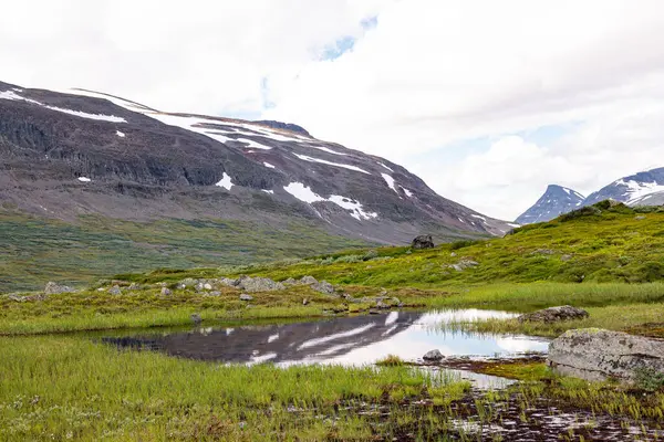 İsveç, Sarek Ulusal Parkı 'nda, ağustosta çok güzel bir dağ gölü. İskandinavya 'nın kuzey doğasının yaz manzarası.