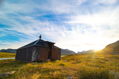 İsveç 'teki Sarek Ulusal Parkı' nın ortasındaki küçük ahşap kulübe. Bir kulübesi olan Kuzey Avrupa 'nın yaz manzarası.