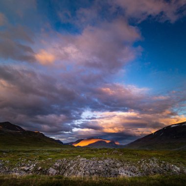 İsveç 'teki Sarek Ulusal Parkı üzerinde dramatik bir akşam havası var. Kuzey Avrupa 'nın yaz manzarası..