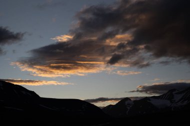 İsveç 'teki Sarek Ulusal Parkı üzerinde dramatik bir akşam havası var. Kuzey Avrupa 'nın yaz manzarası..