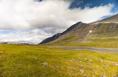 İsveç 'teki Sarek Ulusal Parkı' nın dağlarıyla güzel bir yaz manzarası. Kuzey Avrupa 'nın vahşi manzarası.