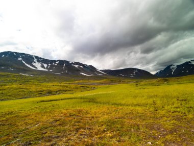 İsveç 'teki Sarek Ulusal Parkı' nın dağlarıyla güzel bir yaz manzarası. Kuzey Avrupa 'nın vahşi manzarası.
