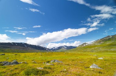 İsveç 'teki Sarek Ulusal Parkı' nın dağlarıyla güzel bir yaz manzarası. Kuzey Avrupa 'nın vahşi manzarası.