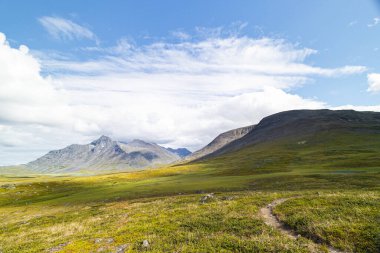 İsveç 'teki Sarek Ulusal Parkı' nın dağlarıyla güzel bir yaz manzarası. Kuzey Avrupa 'nın vahşi manzarası.