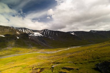 Nehirli Sarek Ulusal Parkı 'nın güzel bir yaz manzarası. Kuzey Avrupa 'nın vahşi manzarası.