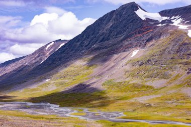 Nehirli Sarek Ulusal Parkı 'nın güzel bir yaz manzarası. Kuzey Avrupa 'nın vahşi manzarası.