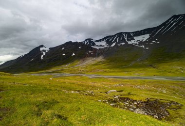 Nehirli Sarek Ulusal Parkı 'nın güzel bir yaz manzarası. Kuzey Avrupa 'nın vahşi manzarası.