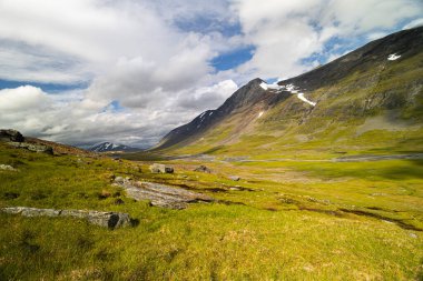 Nehirli Sarek Ulusal Parkı 'nın güzel bir yaz manzarası. Kuzey Avrupa 'nın vahşi manzarası.