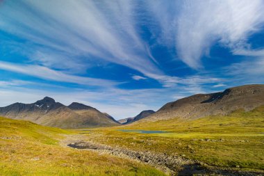 Nehirli Sarek Ulusal Parkı 'nın güzel bir yaz manzarası. Kuzey Avrupa 'nın vahşi manzarası.