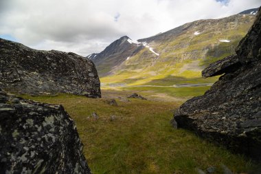 İsveç 'teki Sarek Ulusal Parkı' nda büyük bir kaya oluşumu. Kuzey Avrupa 'nın vahşi yaz manzarası.