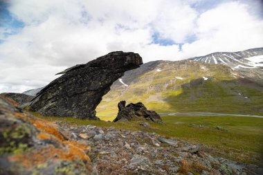 İsveç 'teki Sarek Ulusal Parkı' nda büyük bir kaya oluşumu. Kuzey Avrupa 'nın vahşi yaz manzarası.