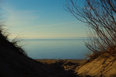 Riga, Letonya 'da bir Baltık Denizi sahilinin güzel bir bahar gün batımı manzarası. Kuzey Avrupa 'nın renkli akşam manzarası.