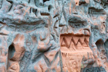 Üzerinde oyma işaretler olan güzel bir kumtaşı uçurum duvarı. Letonya 'daki Gauja Ulusal Parkı' nın bahar manzarası.