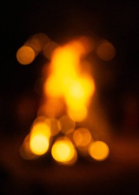 Baltık Denizi 'ndeki bir ateş festivalinin soyut, bulanık fotoğrafı. Sanatsal, renkli sahne.