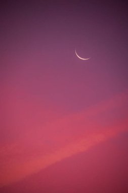 Letonya, Avrupa 'da güneşin doğuşu sırasında güzel bir sabah gökyüzü. Kuzey Avrupa 'nın yaz manzarası.