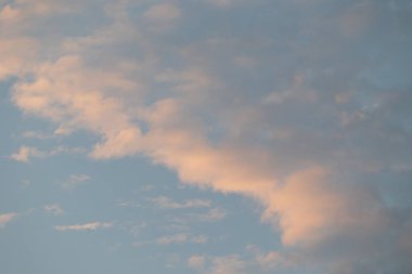 Letonya, Avrupa 'da güneşin doğuşu sırasında güzel bir sabah gökyüzü. Kuzey Avrupa 'nın yaz manzarası.