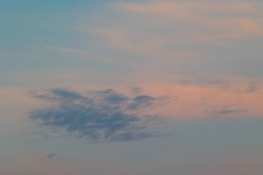 Letonya, Avrupa 'da güneşin doğuşu sırasında güzel bir sabah gökyüzü. Kuzey Avrupa 'nın yaz manzarası.