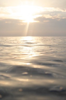 Güneşin yansımalarıyla çok sakin bir Baltık deniz suyu yüzeyi. Kuzey Avrupa 'nın güzel yaz manzarası.