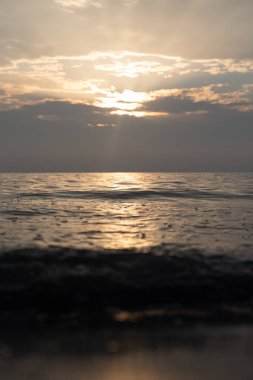 Güneşin yansımalarıyla çok sakin bir Baltık deniz suyu yüzeyi. Kuzey Avrupa 'nın güzel yaz manzarası.
