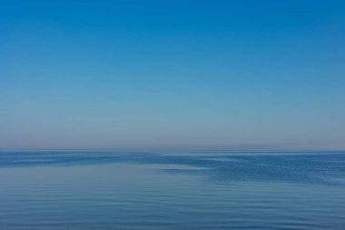 Güneşin yansımalarıyla çok sakin bir Baltık deniz suyu yüzeyi. Kuzey Avrupa 'nın güzel yaz manzarası.