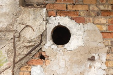 Eski, kırık tuğla duvar dokusu. Terk edilmiş, Letonya, Avrupa 'da harap olmuş bir bina. Sanatsal duvar dokusu.