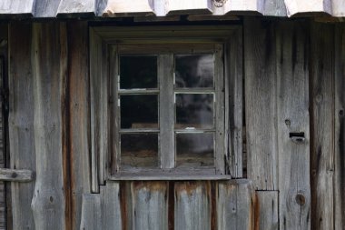 Tarihi bir ahşap binanın güzel ahşap pencere çerçevesi. Letonya, Avrupa 'da eski bir ev.