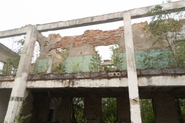 Letonya, Avrupa 'daki eski Sovyet askeri üssündeki harabeler. Çökmüş ev.