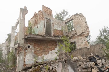 Letonya, Avrupa 'daki eski Sovyet askeri üssündeki harabeler. Çökmüş ev.