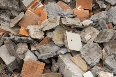 Letonya, Avrupa 'daki eski Sovyet askeri üssündeki harabeler. Çökmüş ev.