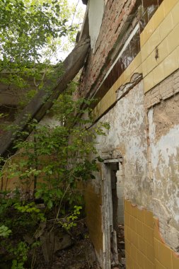 Letonya, Avrupa 'daki eski Sovyet askeri üssündeki harabeler. Çökmüş ev.