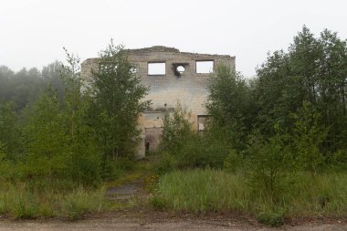 Letonya, Avrupa 'daki eski Sovyet askeri üssündeki harabeler. Çökmüş ev.