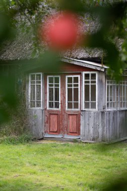 Letonya, Avrupa kırsalında eski, ahşap bir ahşap bina. Ahşap mimari.