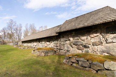 İsveç 'te tarihi bir manastır kompleksi. Dini binalarla İskandinavya 'nın bahar manzarası.