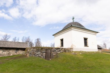 İsveç 'te tarihi bir manastır kompleksi. Dini binalarla İskandinavya 'nın bahar manzarası.