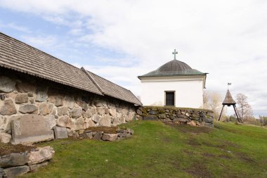 İsveç 'te tarihi bir manastır kompleksi. Dini binalarla İskandinavya 'nın bahar manzarası.