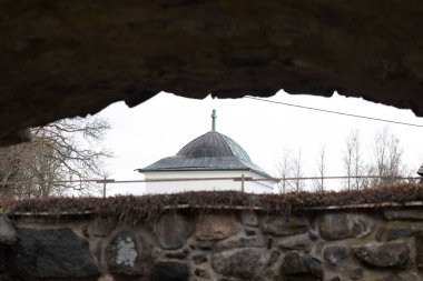 İsveç 'te tarihi bir manastır kompleksi. Dini binalarla İskandinavya 'nın bahar manzarası.