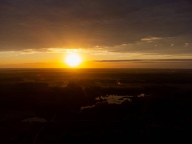 Letonya 'nın kırsal kesiminin güzel sisli sabah hava durumu. Kuzey Avrupa 'da doğal yaz manzarası.