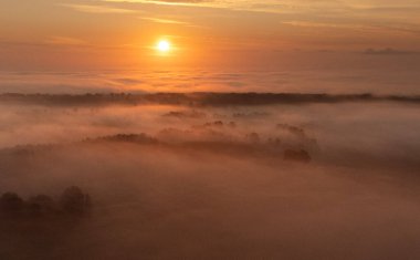 Letonya 'nın kırsal kesiminin güzel sisli sabah hava durumu. Kuzey Avrupa 'da doğal yaz manzarası.
