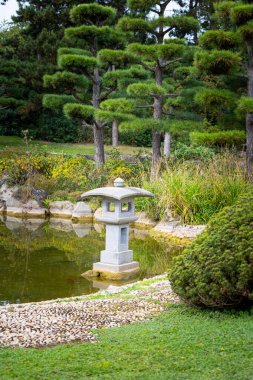 Nordpark, Düsseldorf, Almanya 'da güzel bir doğulu bahçe manzarası. Kamu parkında sonbahar manzarası.
