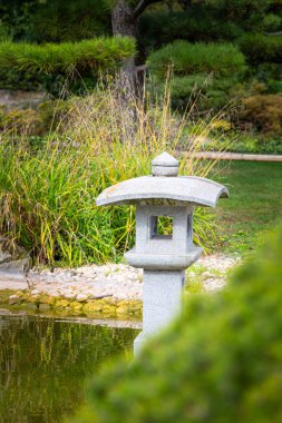 Nordpark, Düsseldorf, Almanya 'da güzel bir doğulu bahçe manzarası. Kamu parkında sonbahar manzarası.