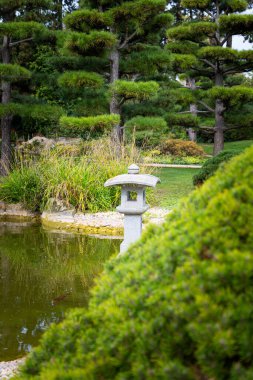 Nordpark, Düsseldorf, Almanya 'da güzel bir doğulu bahçe manzarası. Kamu parkında sonbahar manzarası.