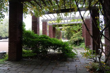 Kırmızı tuğlalı ve ağaçlı güzel bir park manzarası. Düsseldorf, Almanya 'da Nordpark' ın doğal sonbahar manzarası.