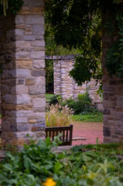 Taş tuğlalı ve çiçek açan bitkileri olan güzel bir park manzarası. Nordpark, Düsseldorf, Almanya 'nın sonbahar manzarası.