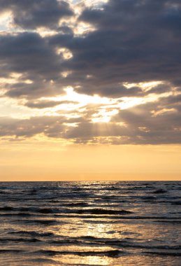Baltık Denizi üzerinde güzel bir gün doğumu. Ufuk ve renkli gökyüzü. Letonya, Kuzey Avrupa 'daki Baltık plajında doğal yaz manzarası.