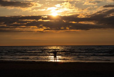 Baltık Denizi üzerinde güzel bir gün doğumu. Ufuk ve renkli gökyüzü. Letonya, Kuzey Avrupa 'daki Baltık plajında doğal yaz manzarası.