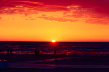 Baltık Denizi üzerinde güzel bir gün doğumu. Ufuk ve renkli gökyüzü. Letonya, Kuzey Avrupa 'daki Baltık plajında doğal yaz manzarası.