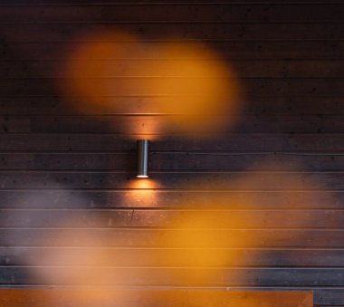 Ormanda güzel bir ahşap kulübe, sonbahar ormanlarıyla çevrili renkli yapraklarla. Dış görünüşün ayrıntıları. Letonya 'da sonbahar sezonu.