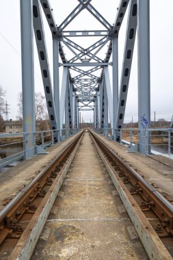 Metal kiriş köprüsünün üzerindeki demiryolunun yakınına. Riga, Letonya 'da bahar manzarası.